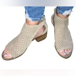 Lucky brand, Nacria style, perforated open-sided shoes sz 9.5